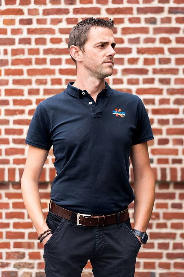Tenue légère : polo avec logo